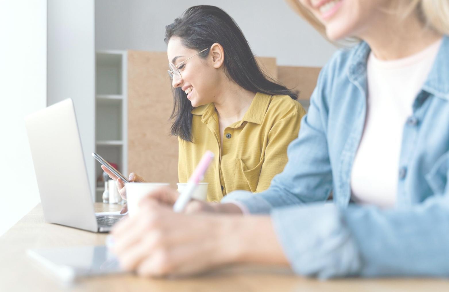 Ambiente di lavoro dove sviluppiamo strategie pratiche per la crescita personale
