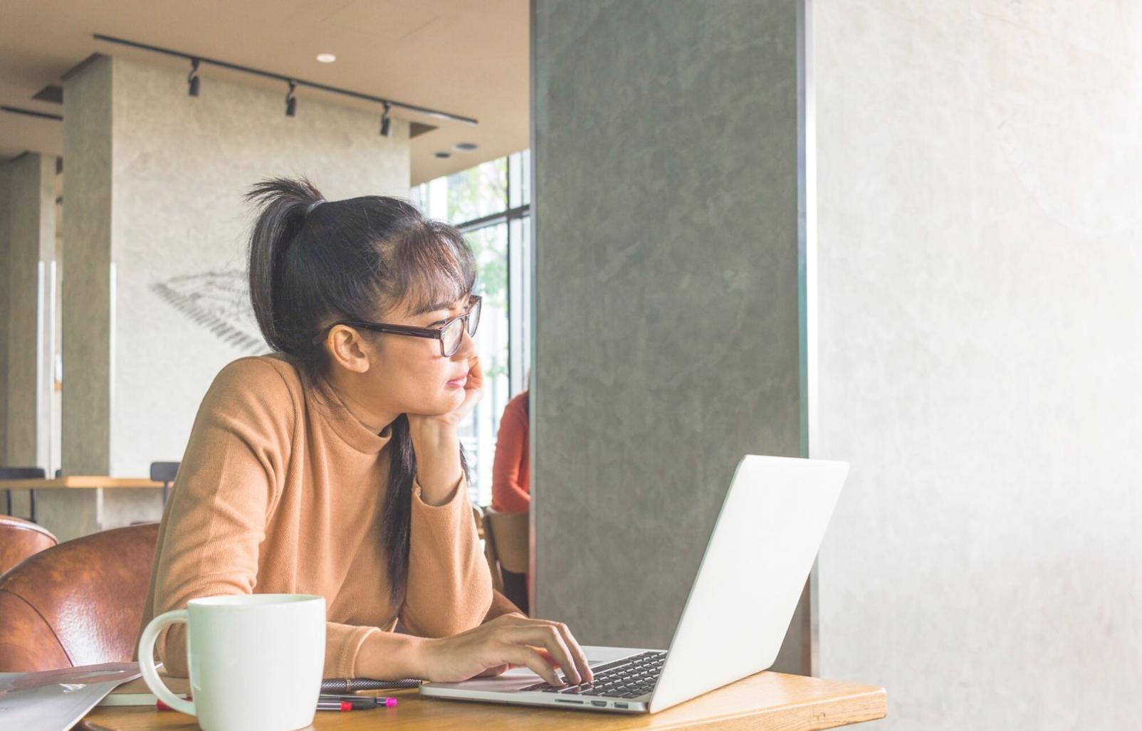 Ambiente di lavoro organizzato che riflette disciplina quotidiana