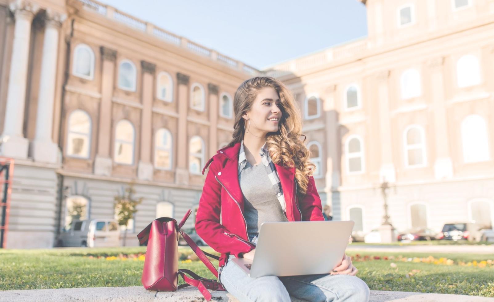 Persona concentrata durante una sessione di crescita personale