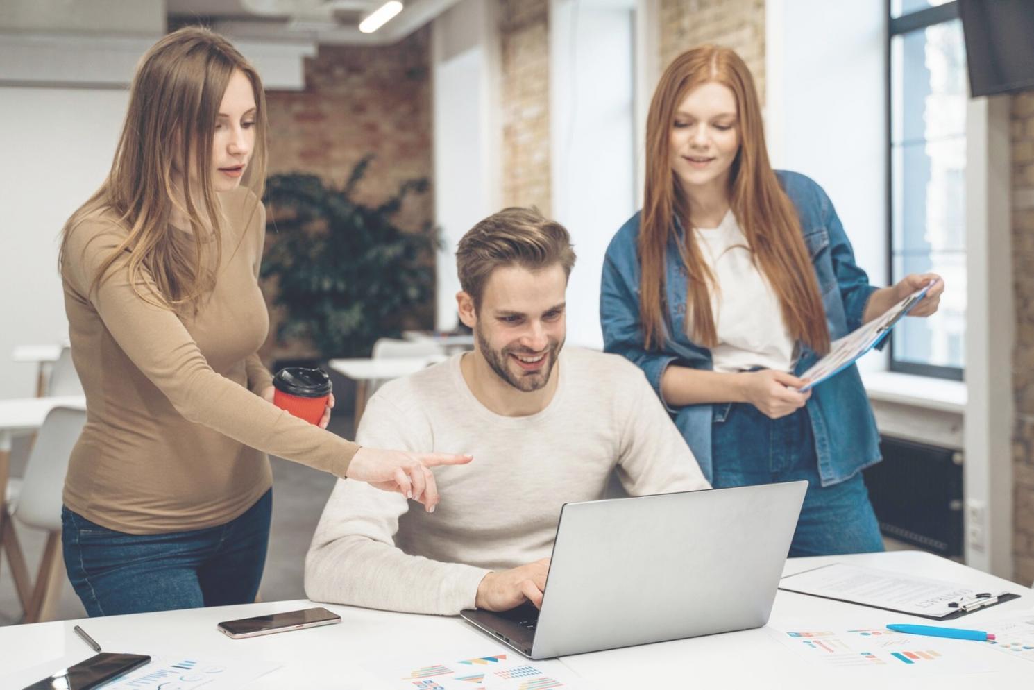 Partecipanti coinvolti in un workshop sulla disciplina personale